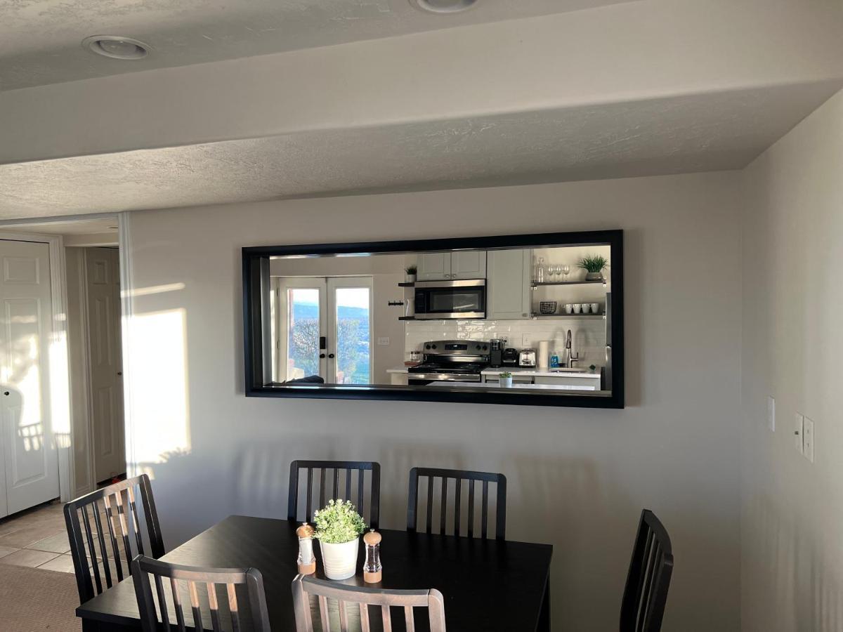 Above Ground Basement Apartment 2 Bedroom 1 B Retreat With Gorgeous View Draper Exteriör bild